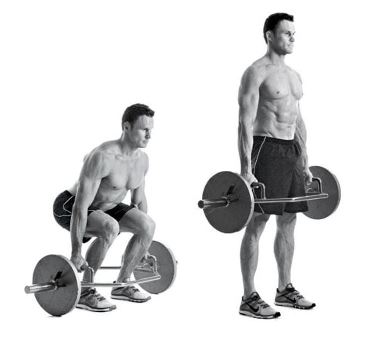 Mężczyzna wykonujący martwy ciąg na trap barze - pozycja startowa i końcowa.