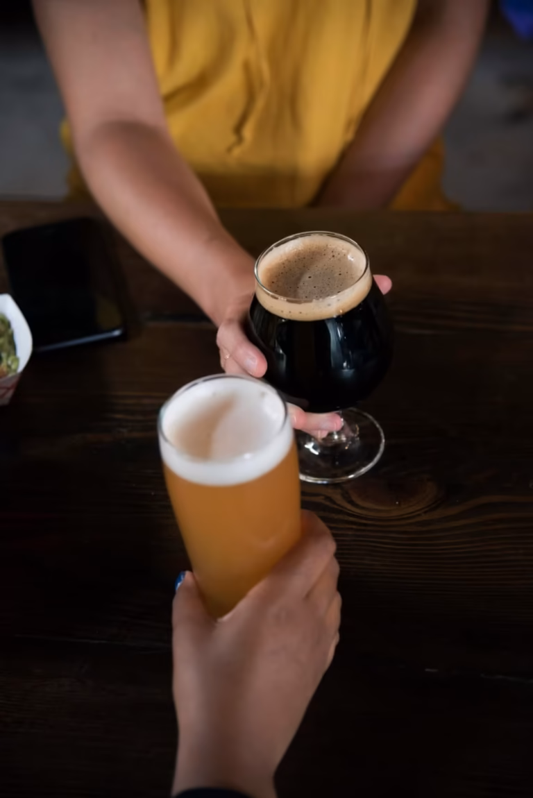 Alkohol w sporcie: Dwóch sportowców spożywających alkohol
