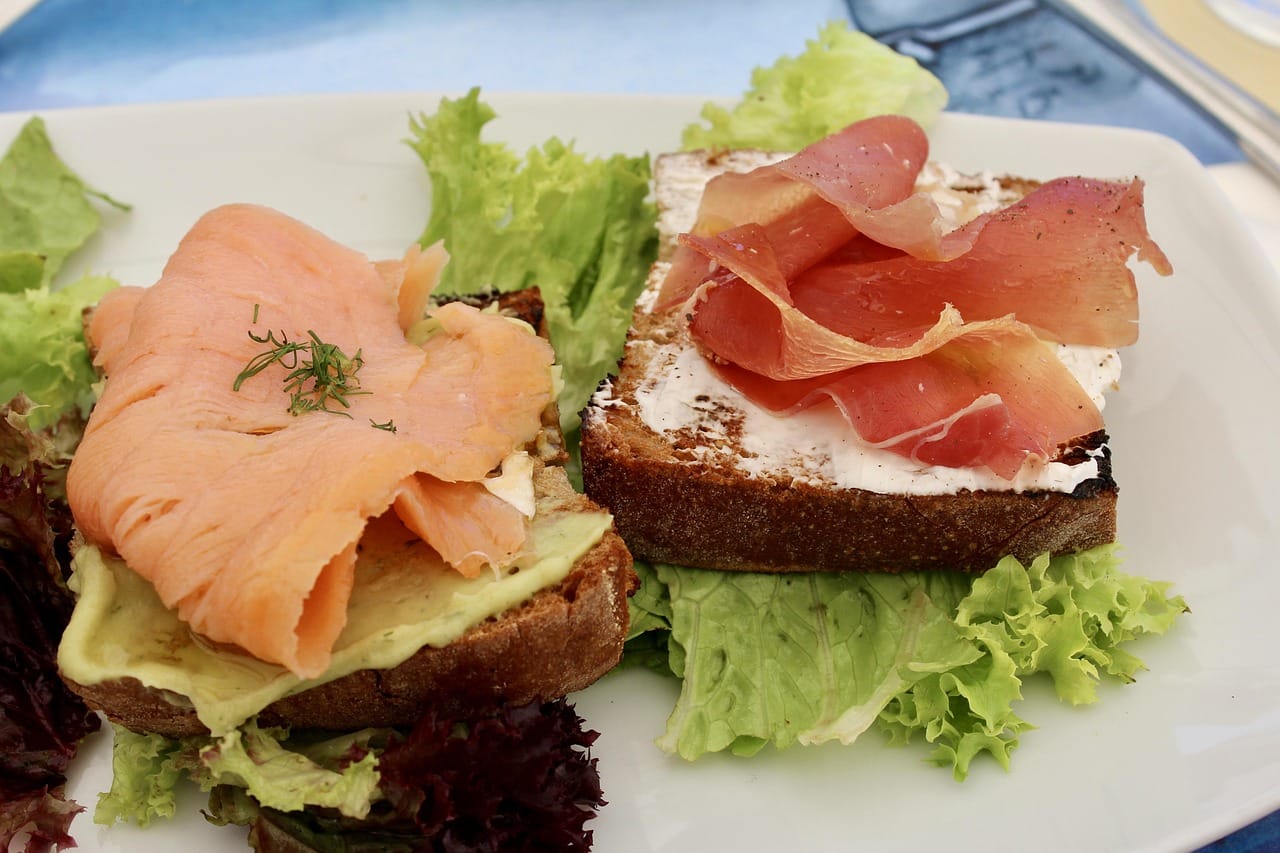 Kanapki z łososiem i szynką
