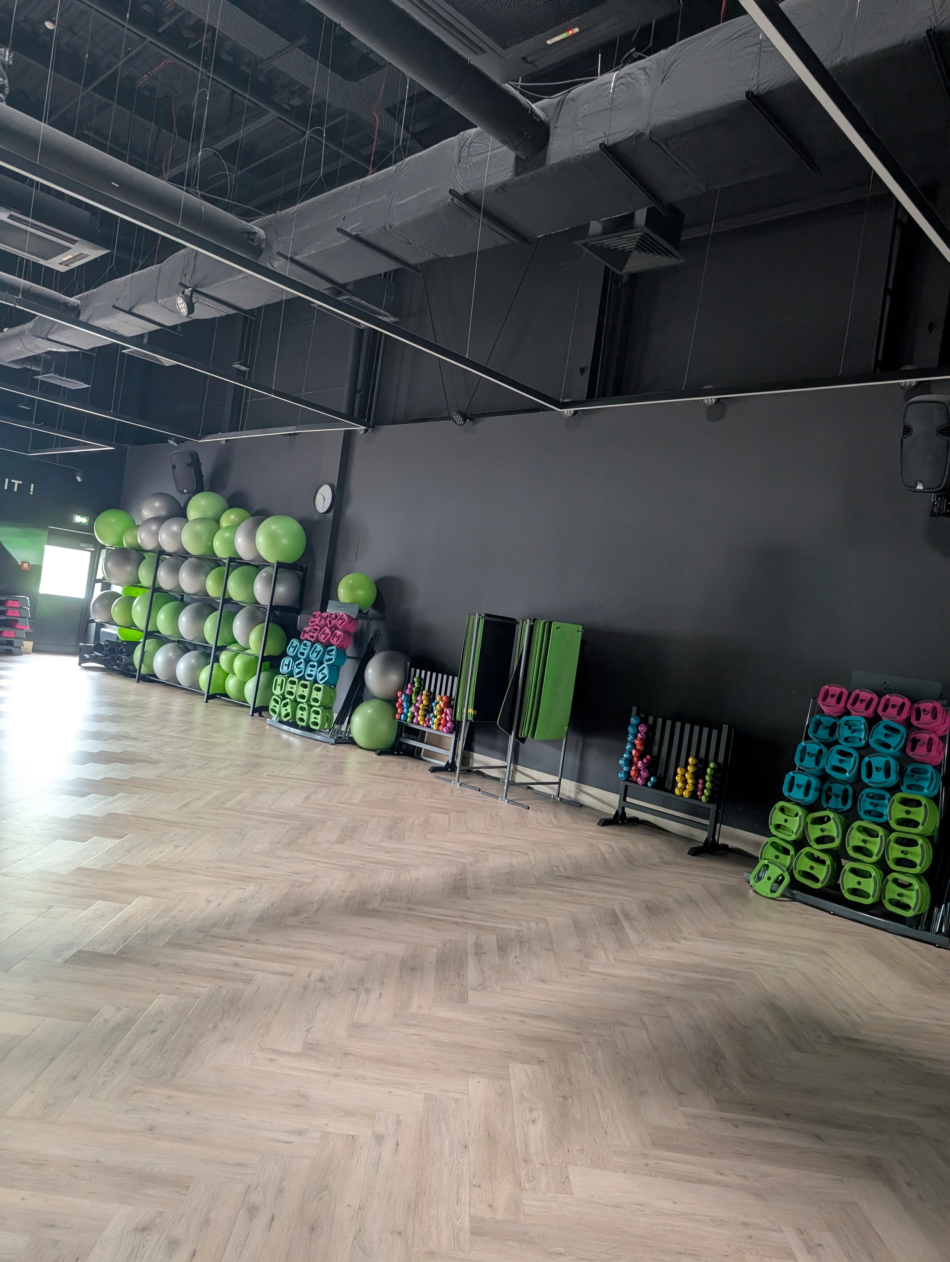 Klimatyzowana sala zajęć fitness w Endorfinie Mozaika Lublin z piłkami gimnastycznymi, stepami i obciążeniami do zajęć grupowych
