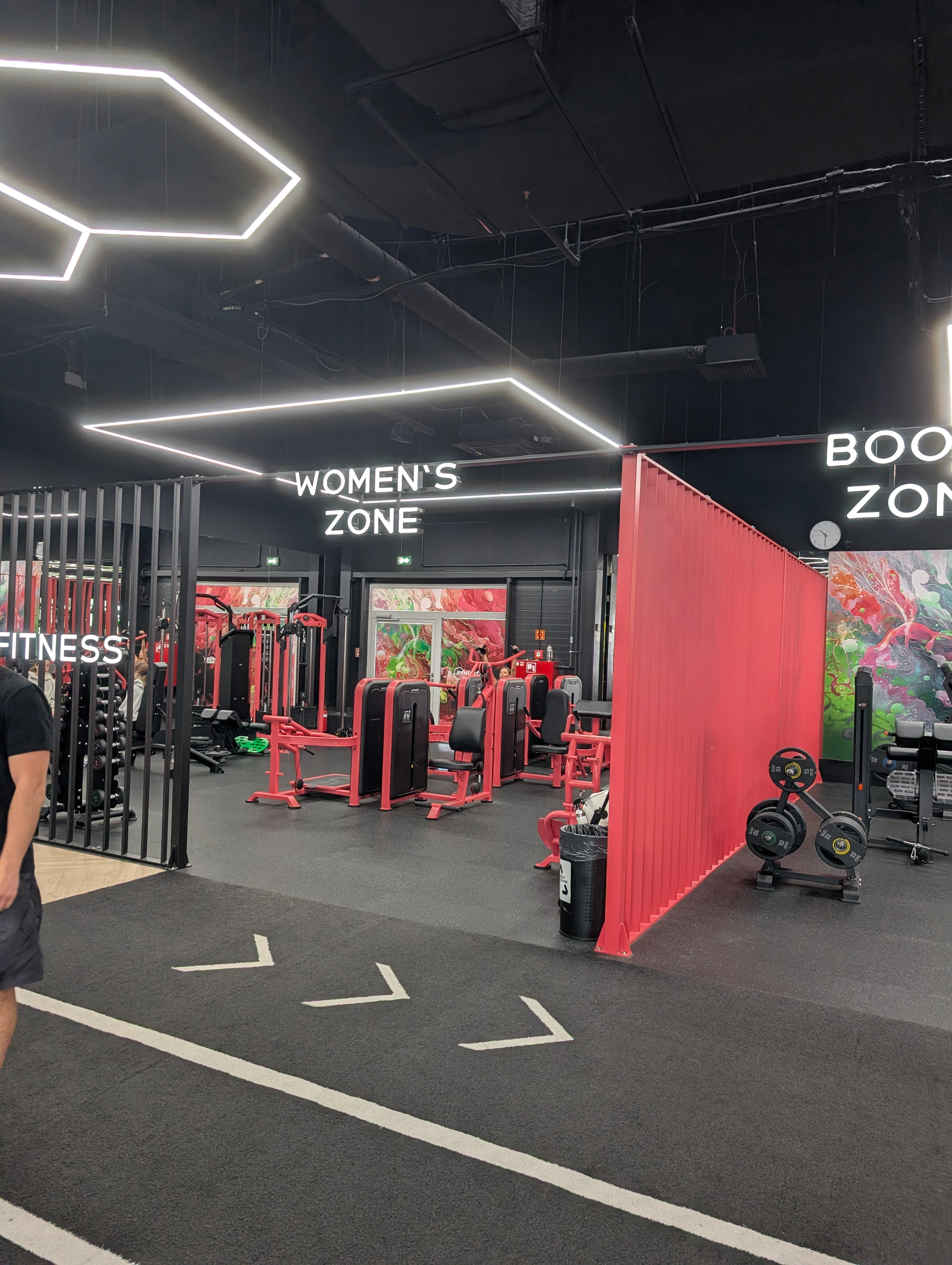 Women's Zone w Endorfinie Mozaika Lublin: wydzielona strefa dla kobiet z maszynami w różowej kolorystyce