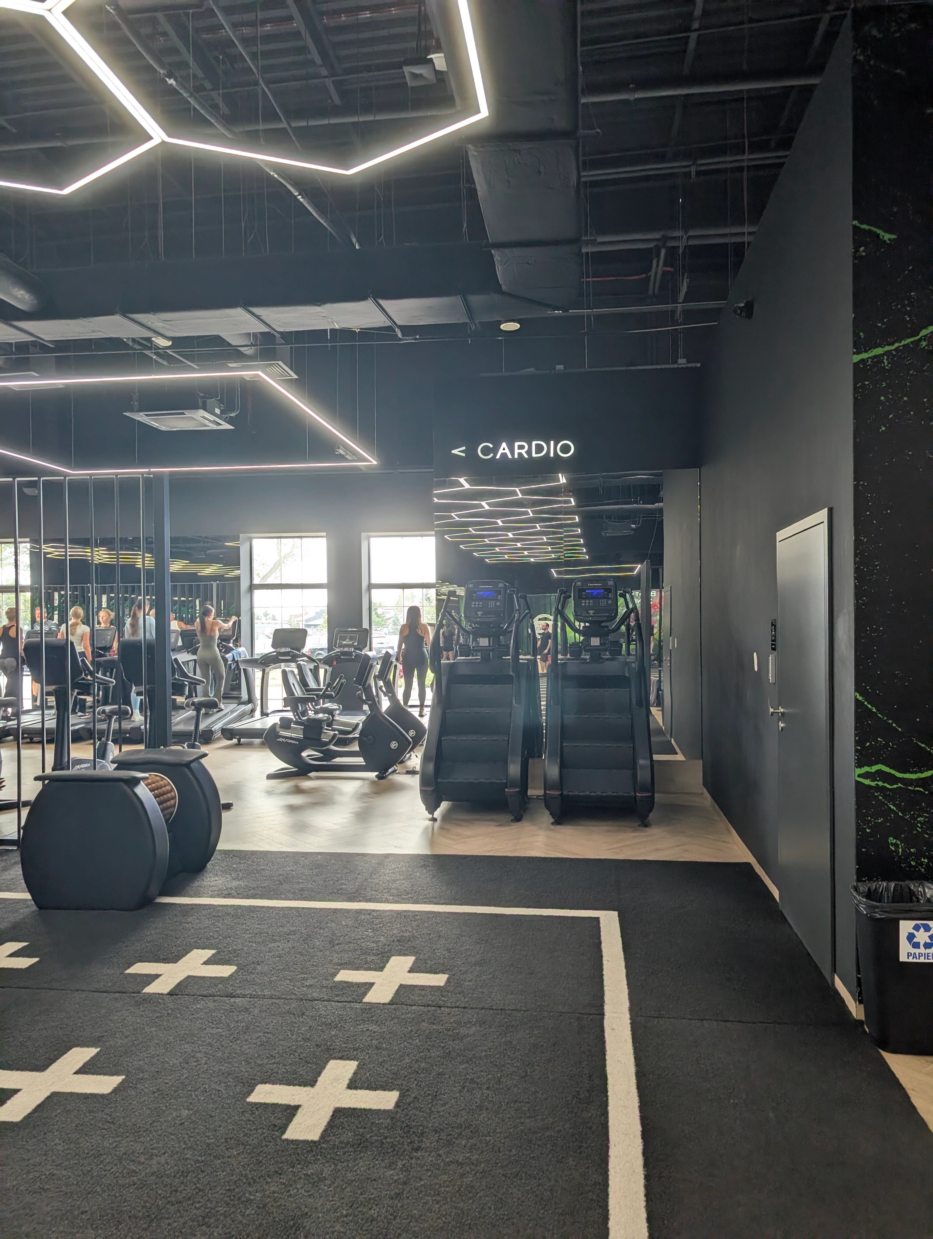 Strefa cardio w Endorfinie Mozaika Lublin: bieżnie, schodki i rowery przy przeszklonej ścianie z widokiem na okolicę galerii