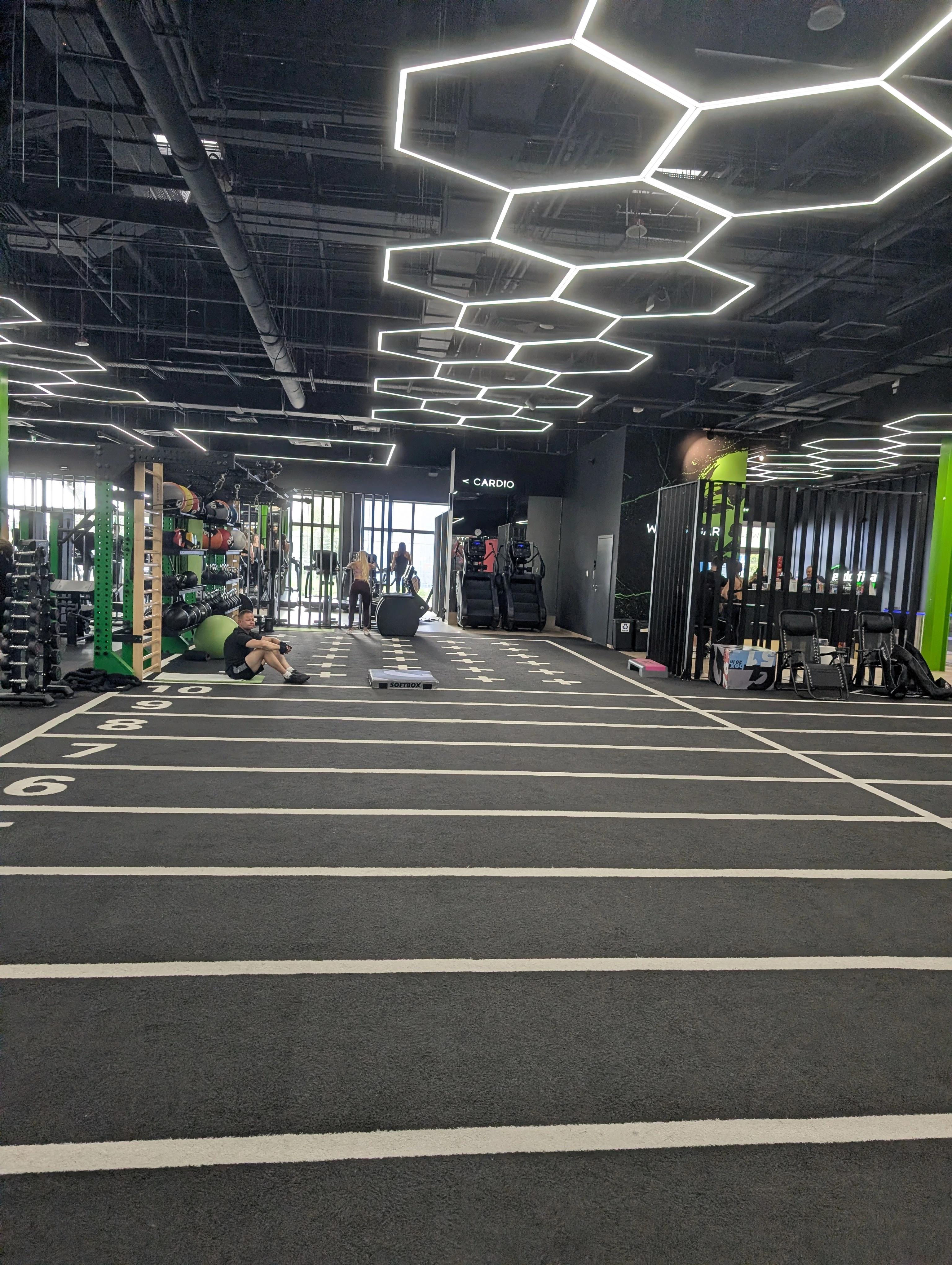 Tor do sprintów i pracy funkcjonalnej z numerowanymi pasami w siłowni Endorfina Mozaika Lublin, w tle wejście do strefy cardio