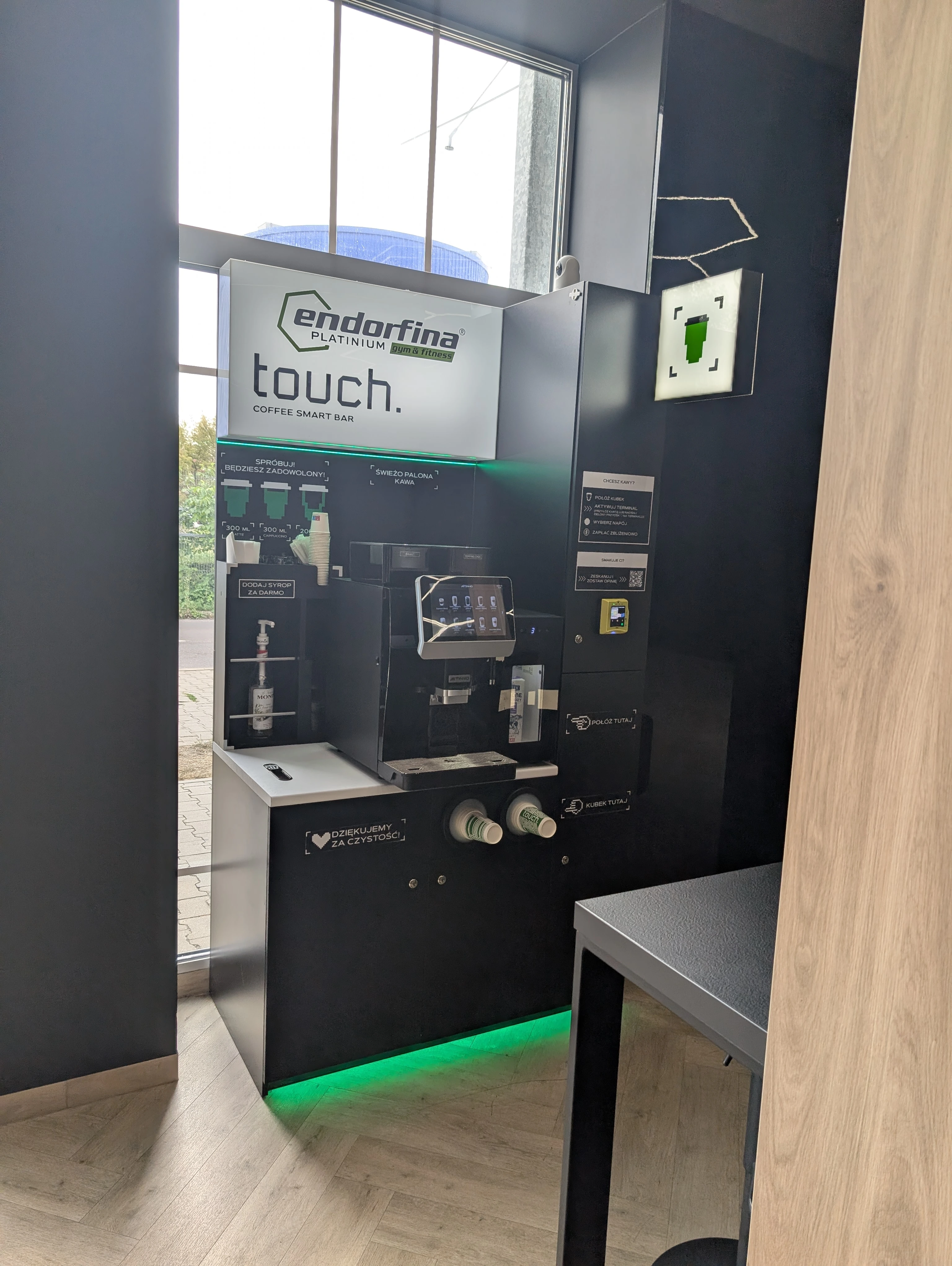 Automat do kawy Coffee Smart Bar przy wejściu do siłowni Endorfina Mozaika w Lublinie