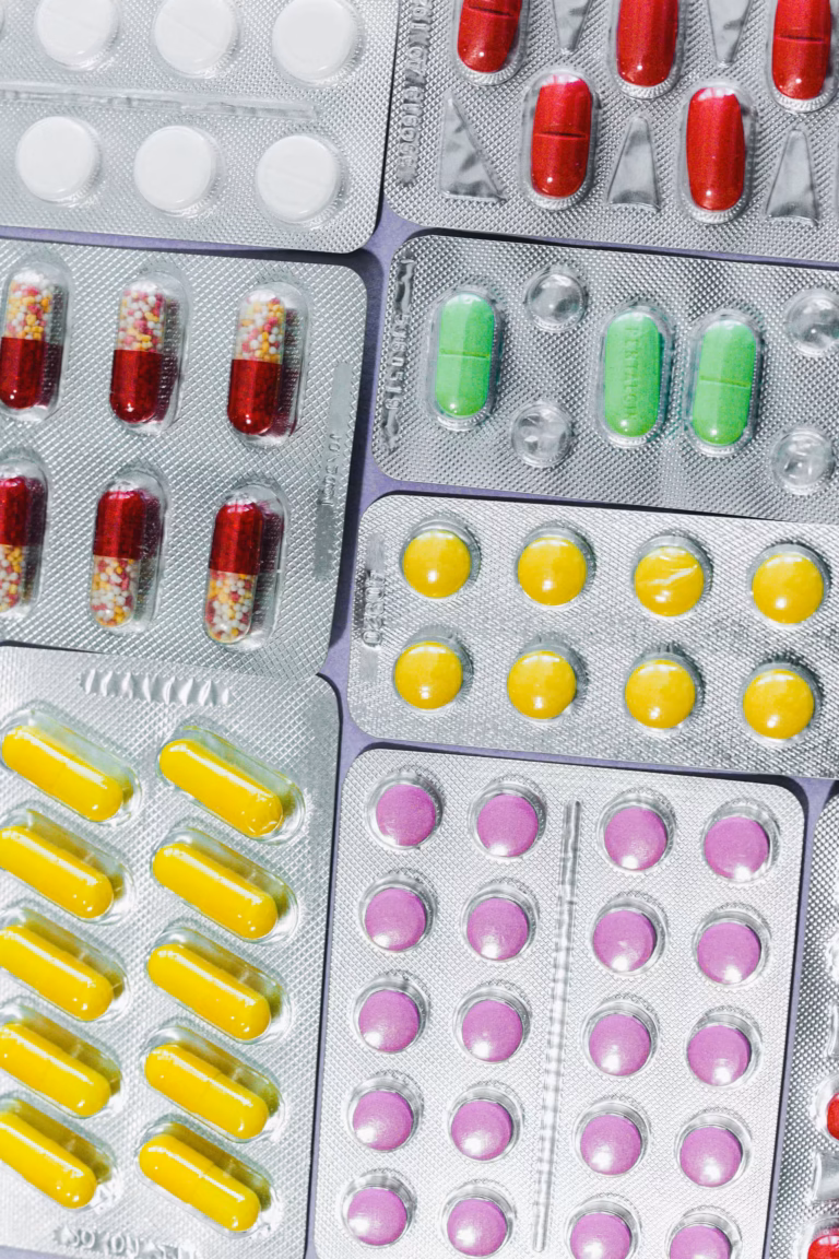 Blistry z kolorowymi tabletkami i kapsułkami
